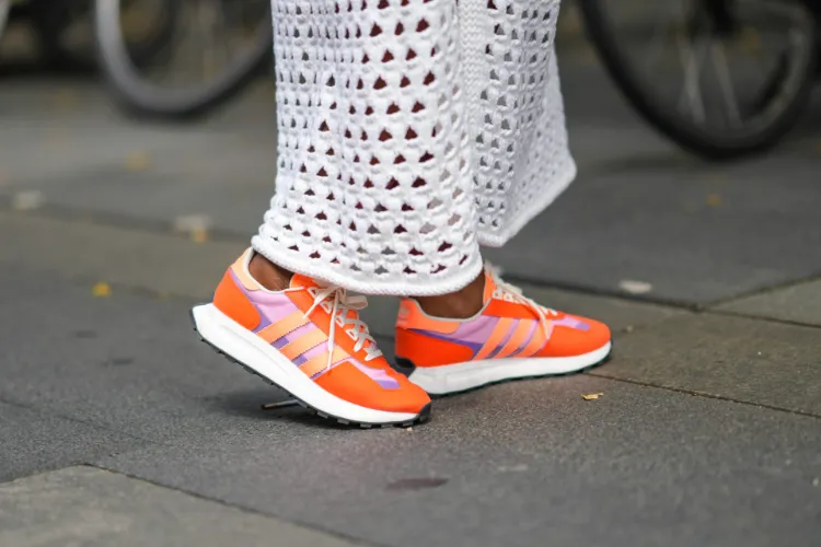 trend sneaker fall 2023 combine colorful sneakers