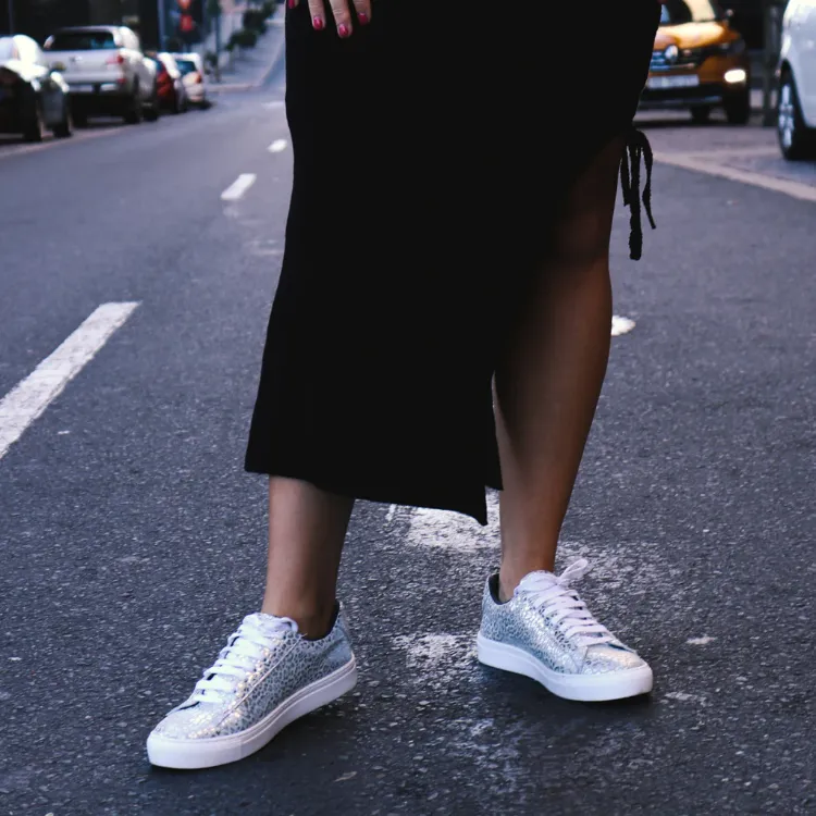 trend sneaker fall 2023 how to combine sneakers and skirt