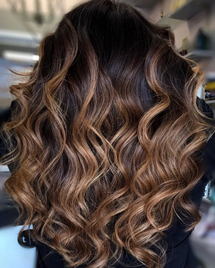 Hair color trends fall 2023 caramel balayage hairstyle trend